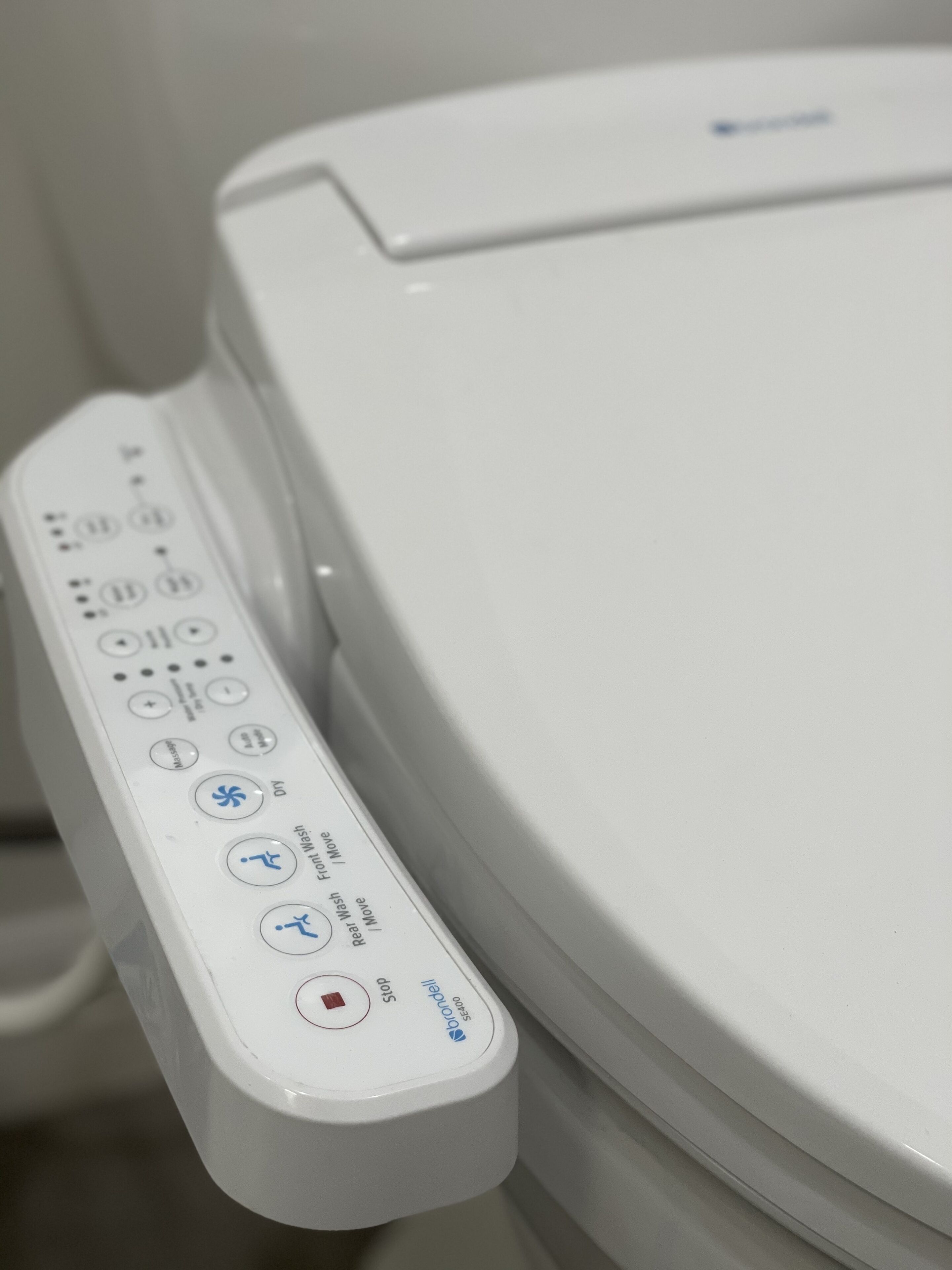 Un inodoro con panel de control que incluye botones para diversas funciones.