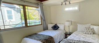 Brand New Private One Bedroom Cottage with a Wet Bar/Kitchenette
