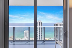 Interior - Oceanfront condo w/ pool & gym access (Hollywood)