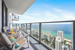 Property grounds - Oceanfront condo w/ pool & gym access (Hollywood)