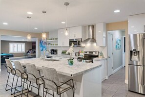 Fridge, microwave, oven, stovetop - The Peacock Oasis: Saltwater Pool Retreat (Scottsdale)