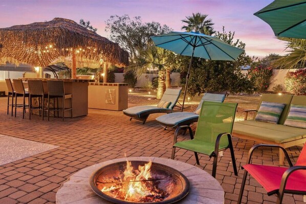 Outdoor dining - The Peacock Oasis: Saltwater Pool Retreat (Scottsdale)