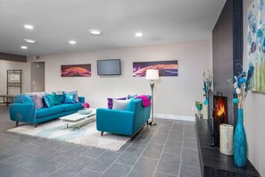 Smart TV, fireplace, video games - The Peacock Oasis: Saltwater Pool Retreat (Scottsdale)
