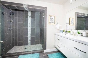 Hair dryer, towels - The Peacock Oasis: Saltwater Pool Retreat (Scottsdale)