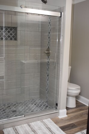Ensemble douche/baignoire, sèche-cheveux, serviettes fournies, savon