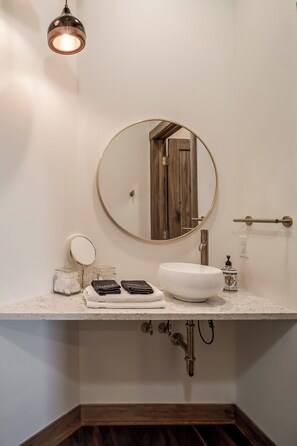 Duschwanne, Haartrockner, Handtücher