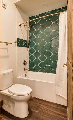 Duschwanne, Haartrockner, Handtücher