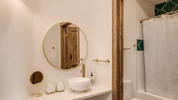 Combined shower/bathtub, hair dryer, towels