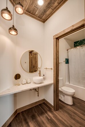 Duschwanne, Haartrockner, Handtücher