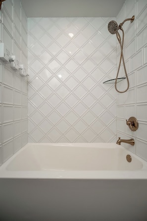 Combined shower/tub, hair dryer, towels
