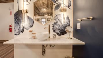 Combined shower/tub, hair dryer, towels