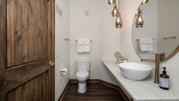 Een douche, een haardroger, handdoeken