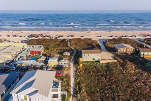 På stranden, solsenger og strandhåndklær