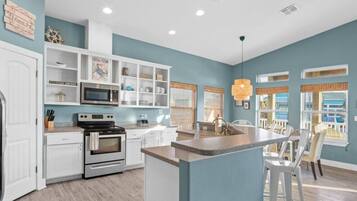 Refrigerador, microondas, horno y parrilla de estufa