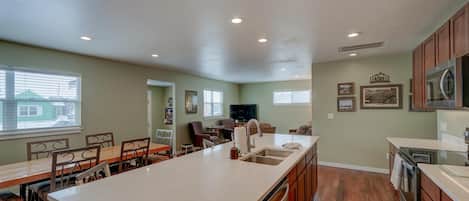 Kylskåp, mikrovågsugn, ugn och spishäll