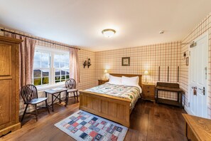 1 bedroom, WiFi - The wooden floors, vintage furniture, and tartan accents create a comfy room (Inverness)