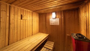 En bastu med träväggar och en bänk.