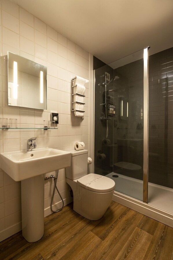 Combined shower/bathtub