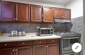 Mikrowelle, Wasserkocher mit Kaffee-/Teezubehör