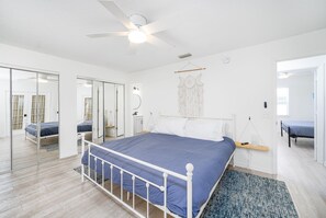3 bedrooms, desk, iron/ironing board, free WiFi