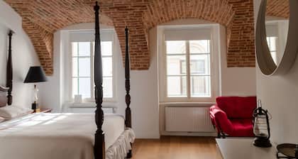 Fantabulous Old-Town Condo