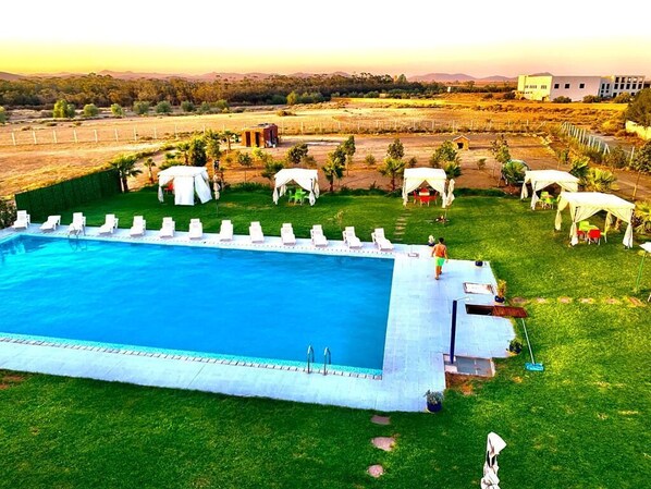 Una piscina al aire libre de temporada