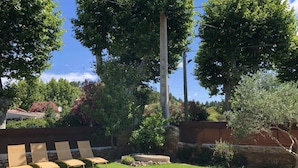 A backyard with a swimming pool, three lounge chairs, and a stone wall. - Gites Corbieres- rental with private pool, near Narbonne (Montséret)