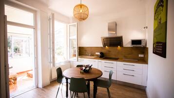 Réfrigérateur, micro-ondes, four, plaque de cuisson