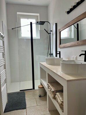 Shower, hair dryer, towels