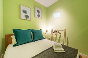 2 bedrooms, desk, internet, bed sheets