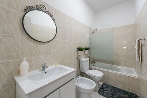 Douche, sèche-cheveux, serviettes fournies, savon