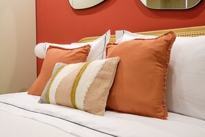 1 bedroom, desk, internet, bed sheets