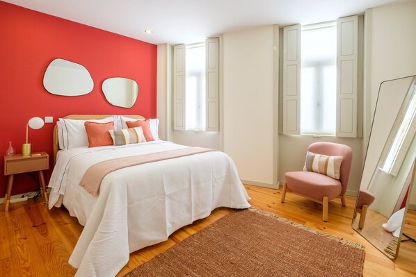 1 bedroom, desk, internet, bed sheets
