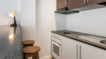 Fridge, microwave, oven, coffee/tea maker