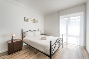 1 dormitorio, tabla de planchar con plancha, Internet y ropa de cama