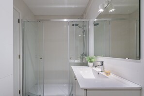 Dusche, Haartrockner, Handtücher, Seife