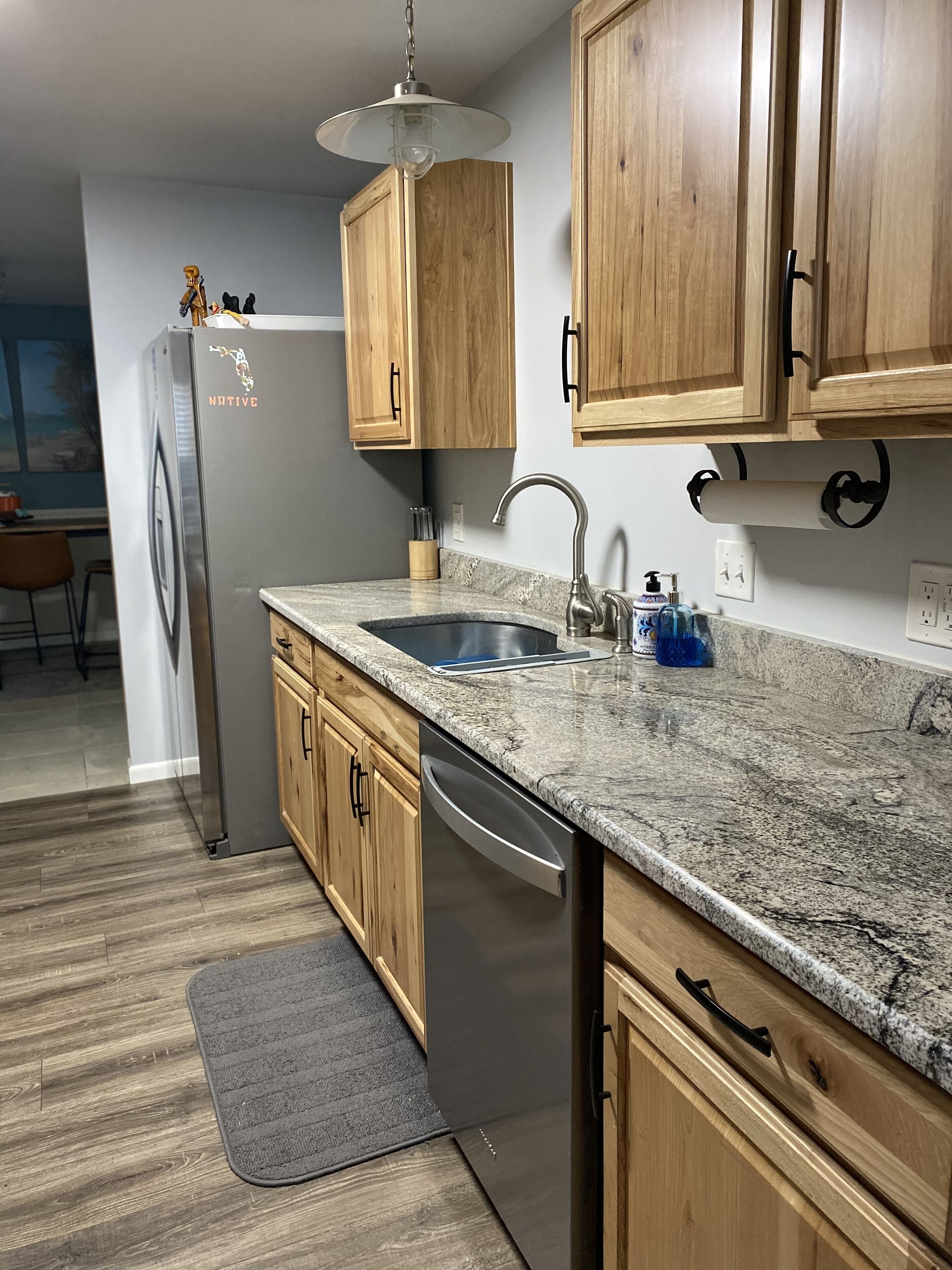 Jääkaappi, mikroaaltouuni, uuni, liesi