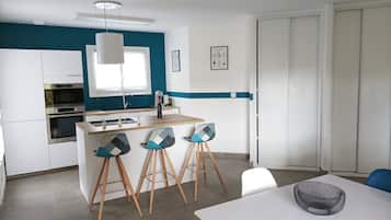 JÀÀkaappi, mikroaaltouuni, uuni, liesi