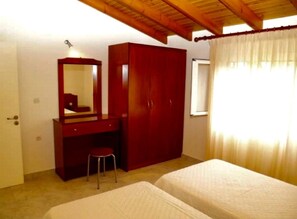 2 bedrooms, iron/ironing board, travel cot, free WiFi