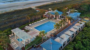 A resort with a large pool, outdoor seating, and a beach view. - Marriott's Surf Watch - Luxury 2 BR, 2 Bath Villa w/ full kitchen that sleeps 8! (Hilton Head Island)