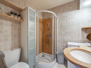 Regadera, amenidades de baño gratuitas, secadora de cabello, toallas 