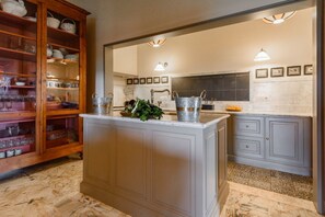 Frigorifero, microonde, forno, piano cottura