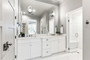 Combined shower/bathtub, hair dryer, towels