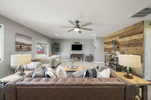 Smart TV - Modern Country Gem/Huge Yard/Coffee Bar/King Bed (Muskogee)