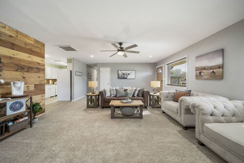 Modern Country Gem/Huge Yard/Coffee Bar/King Bed