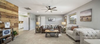 Modern Country Gem/Huge Yard/Coffee Bar/King Bed