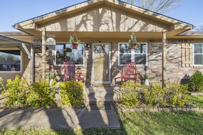 Exterior - Modern Country Gem/Huge Yard/Coffee Bar/King Bed (Muskogee)