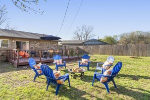 Outdoor dining - Modern Country Gem/Huge Yard/Coffee Bar/King Bed (Muskogee)