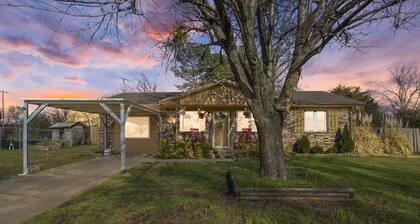 Modern Country Gem/Huge Yard/Coffee Bar/King Bed