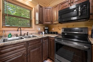 Køleskab, mikrobølgeovn, ovn, kogeplade